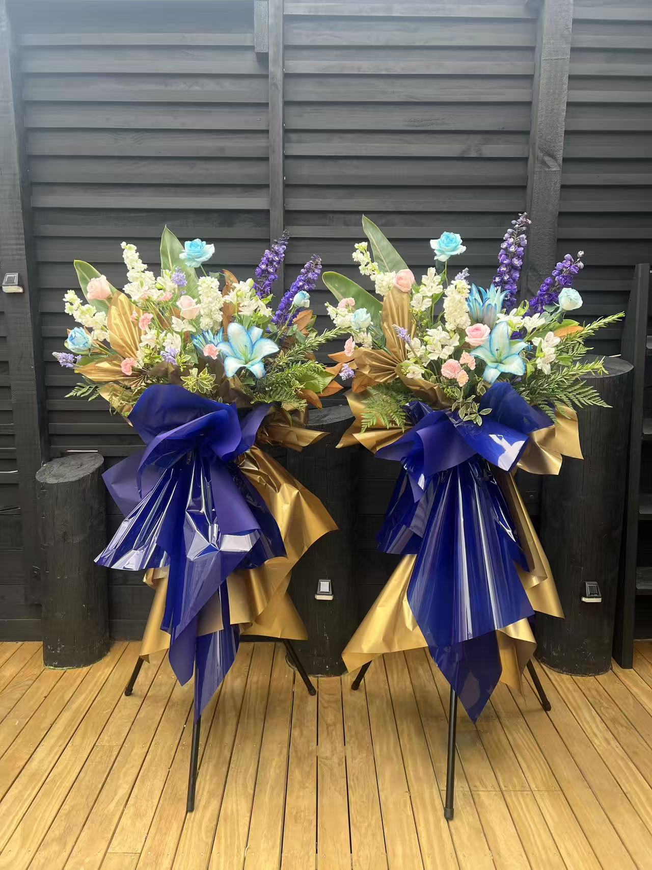 Blue Gold flower stand